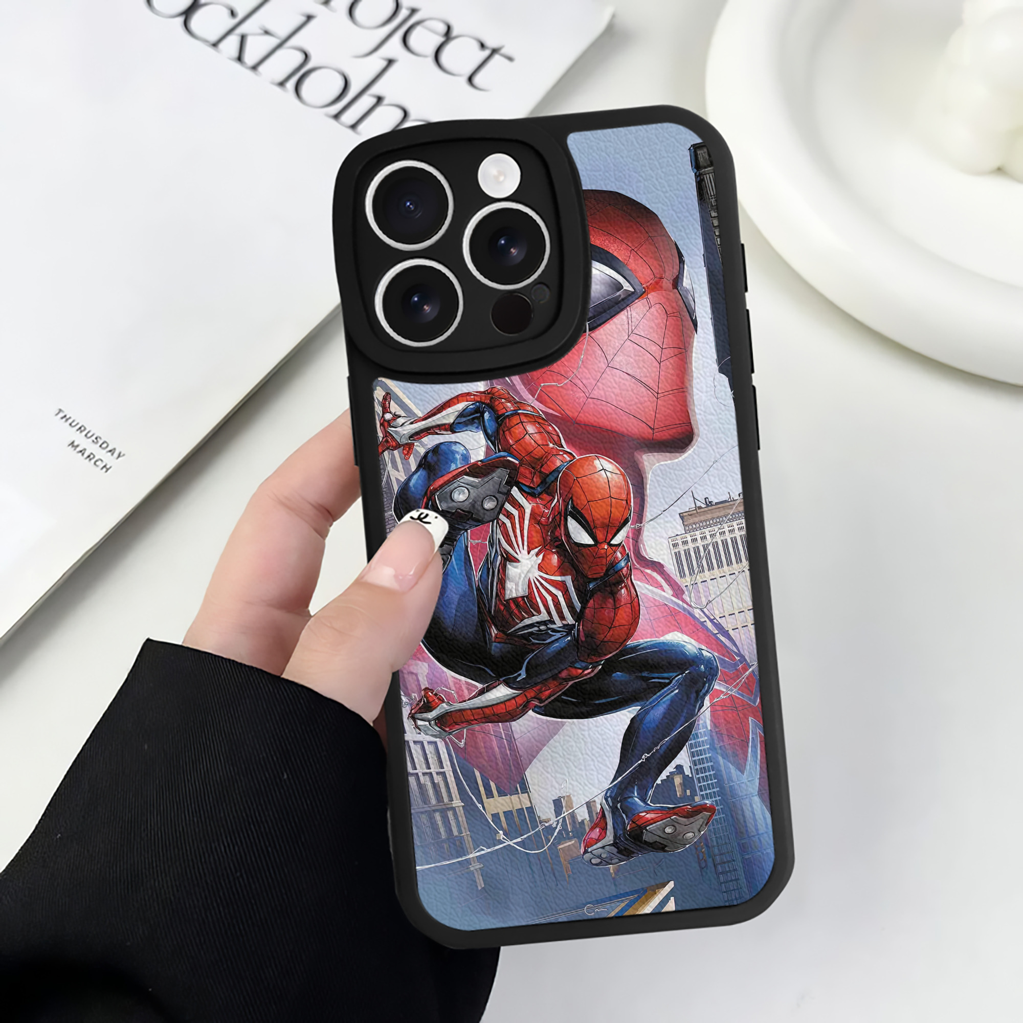 （画像用） Spider Man スパイダーマン 【iPhone 16シリーズ対応】シリコンスマホケース（レザー調） 材質：シリコン